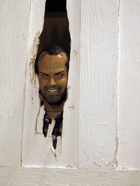 Негр выглядывает из за угла