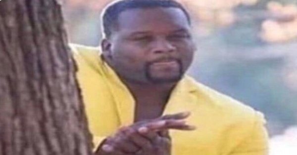 Негр за деревом облизывается