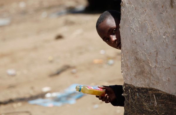 Нигер выглядывает из за угла