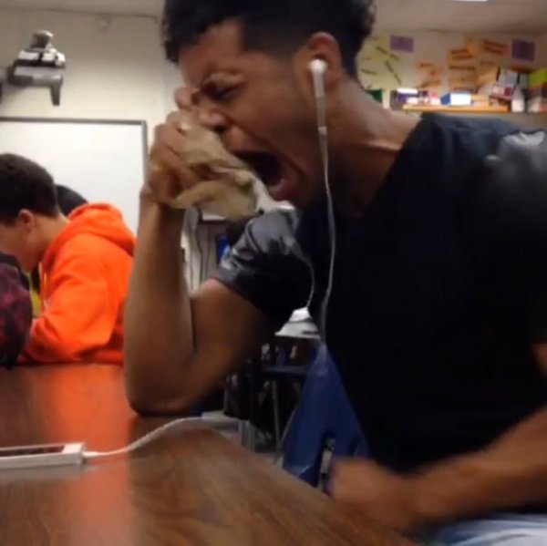 Мужик в наушниках плачет