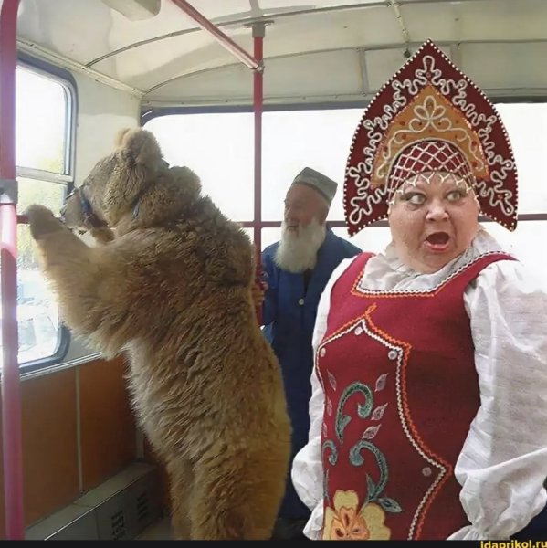 Смешная баба в кокошнике