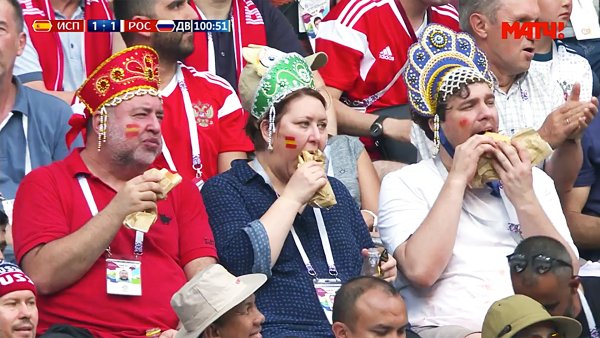 Болельщики сборной России по футболу в кокошниках на ЧМ-2018