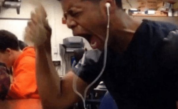 Негр в наушниках Мем