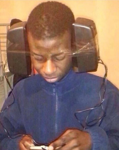 Негр в наушниках плачет