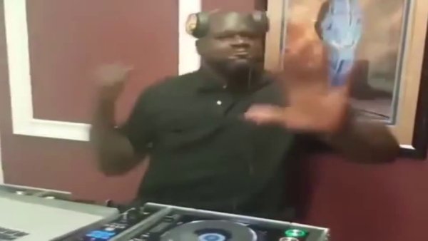 Негр диджей