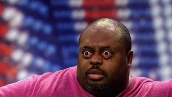 Афроамериканец с выпученными глазами