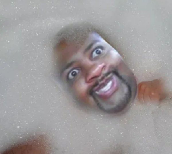 Негр в ванной