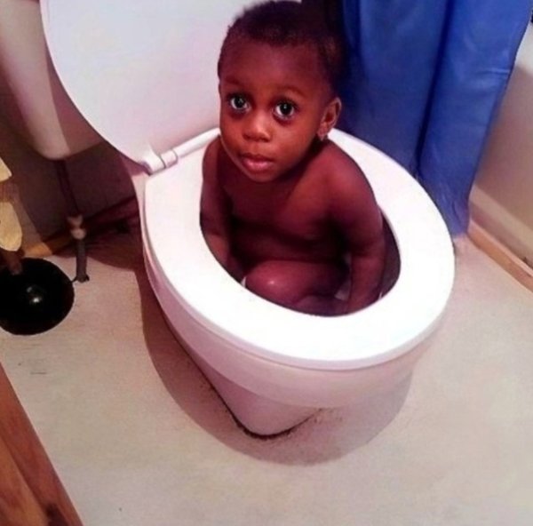 Маленький негр в унитазе