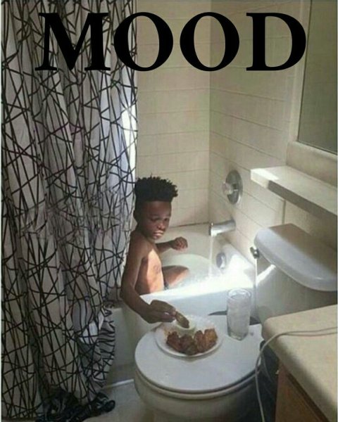 Темнокожая в ванной