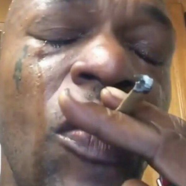 Афроамериканец с сигаретой