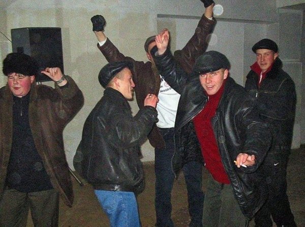 Гопник танцует