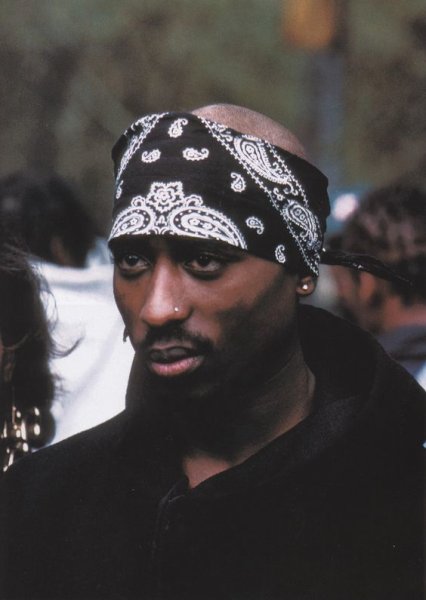 Тупак Шакур в черной бандане