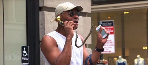 Человек с телефонной трубкой