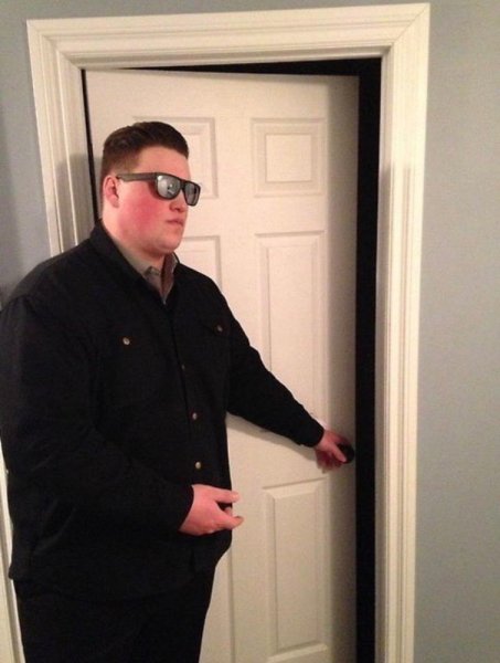 Мем с охранником у двери