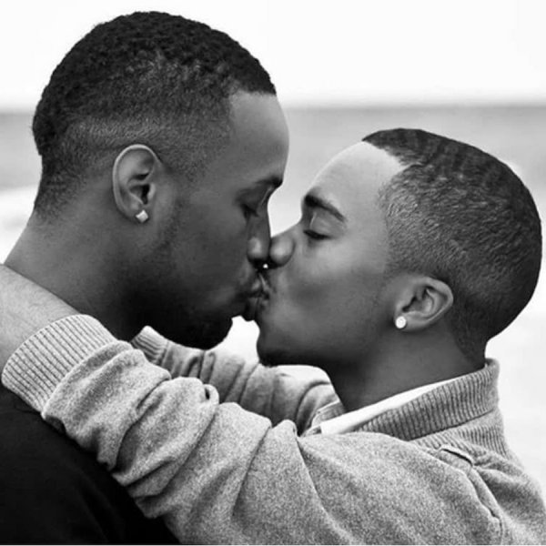 Поцелуй с темнокожим