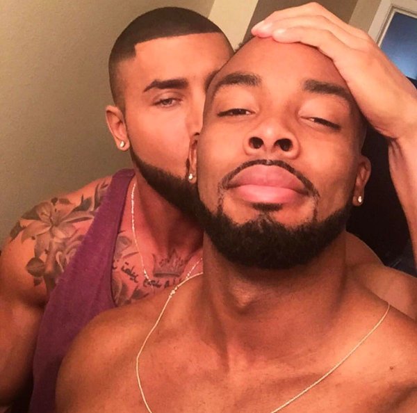 Негры целуются