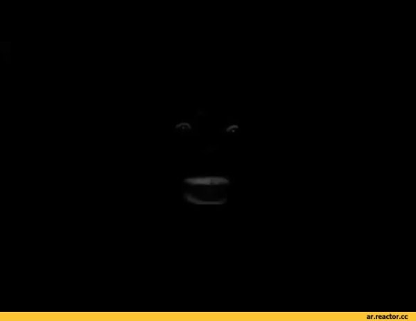 Черный улибывается в темноте