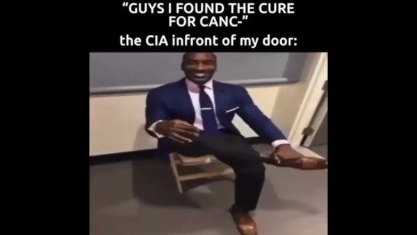 Негр в костюме сидит