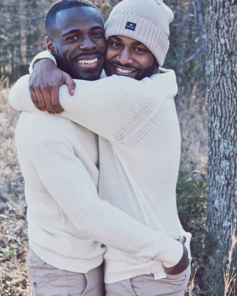 Негр целует