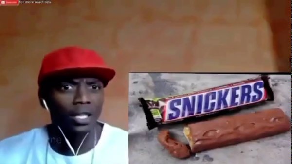 Негр со Сникерсом