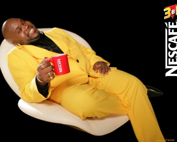 Чернокожий в желтом пиджаке