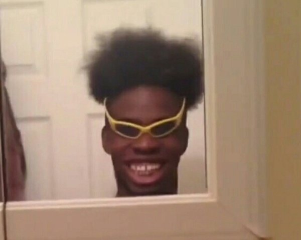 Смешной негр в очках