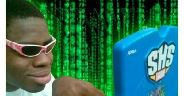 Негр с игрушечным ноутом