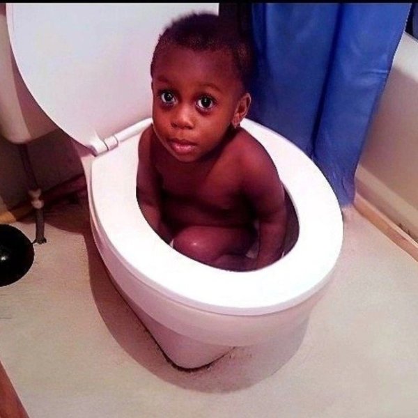 Маленький негр в унитазе