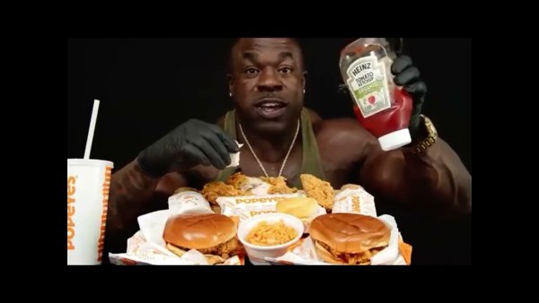 Негр качок с едой