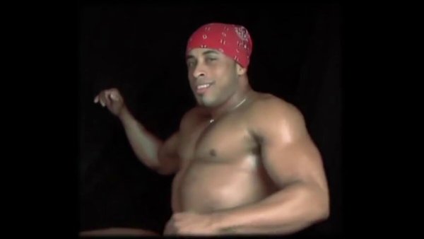 Негр в бандане танцует