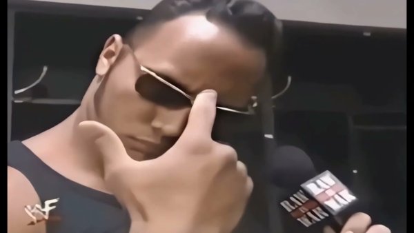 Дуэйн скала Джонсон поднимает бровь