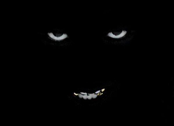 Страшное лицо на черном фоне