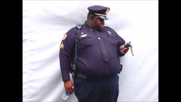 Жирный американский полицейский