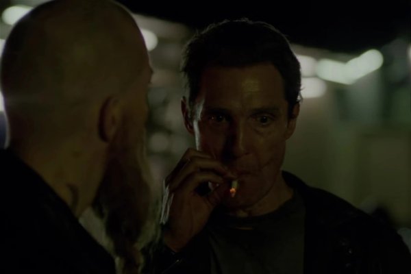 Метью Макконахи курит