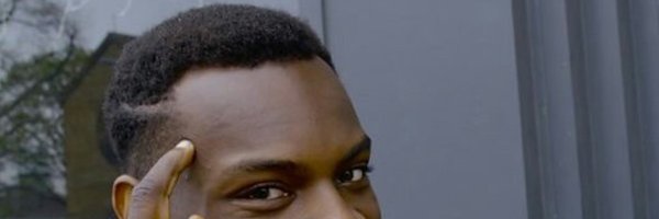 Темнокожий с пальцем у Виска