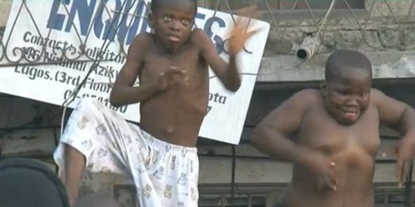 Смешной негр танцует