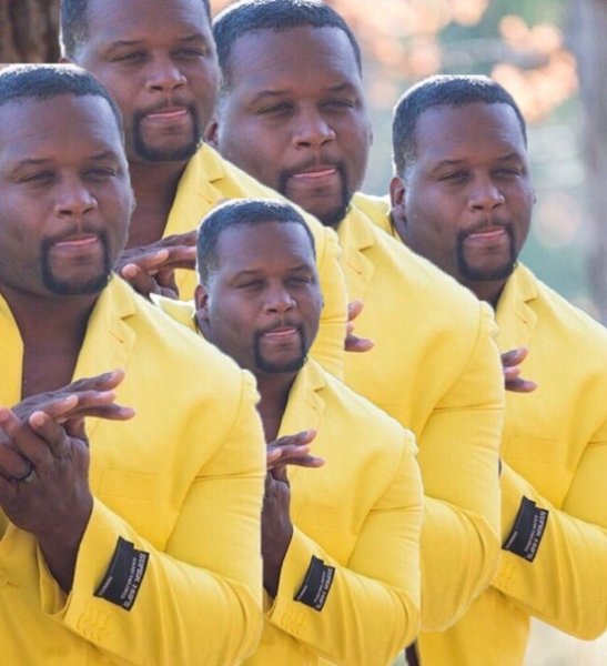 Чернокожий в желтом пиджаке