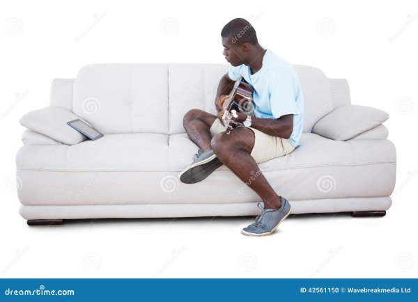 Афроамериканец сидит