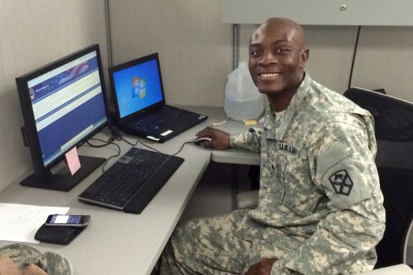 Негр за компьютером