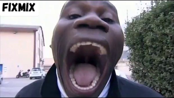 Негр смеется