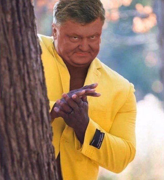 Негр в жёлтом пиджаке