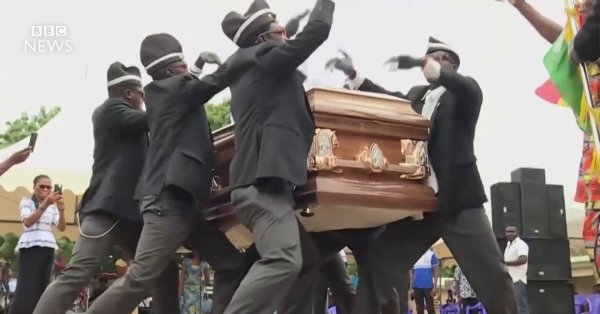 Негры несут гроб