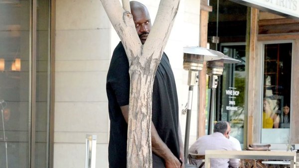 Человек прячется