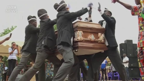 Негры несут гроб