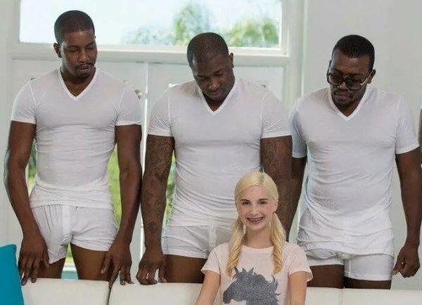 Женщина среди негров