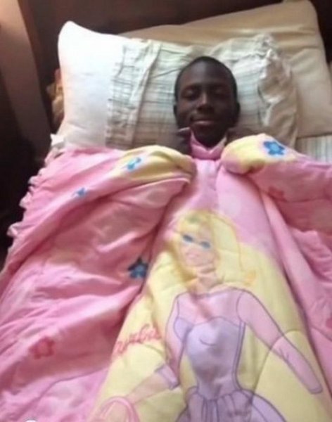 Смешной негр на кровати