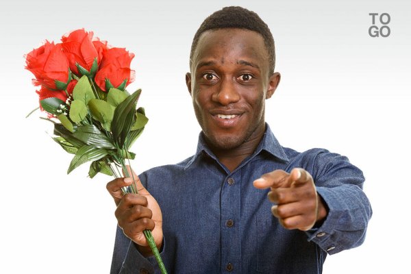 Темнокожий с цветами