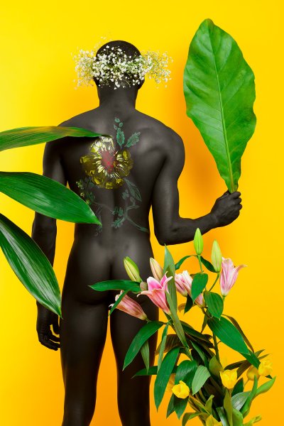 Негр с букетом