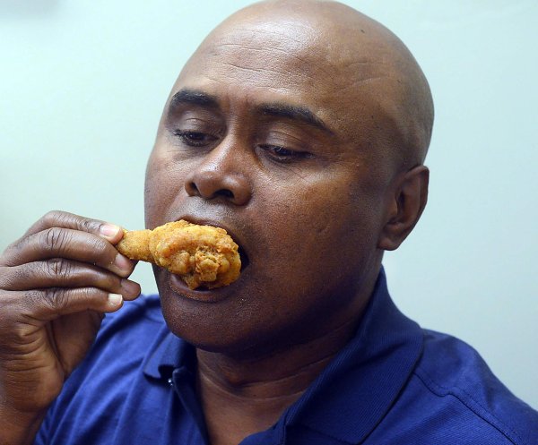 Негр ест бургер