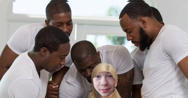 Блондинка на диване и негры